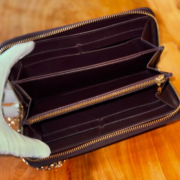 LOUIS VUITTON
Vernis Zippy Wallet Rouge Fauviste 2012 - Picture 7 of 16